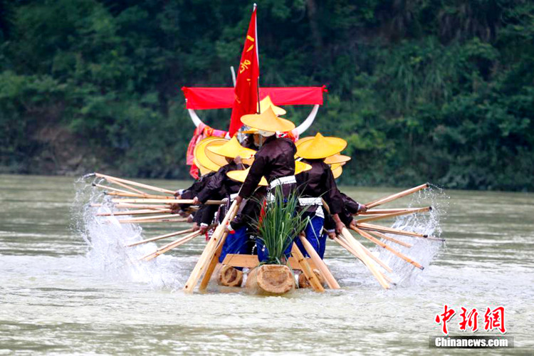 중국 구이저우 타이장에서 개최된 ‘묘족 용선의 날’ 행사