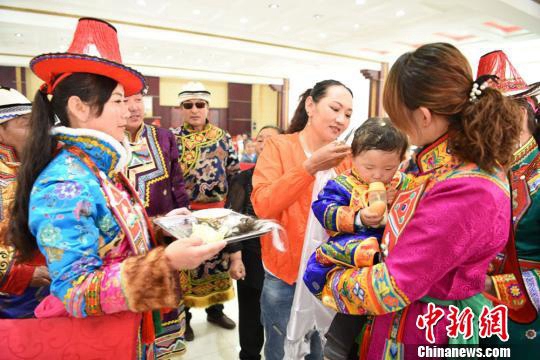 간쑤 유고족 전통의 어린이 ‘이발 의식’, 머리 자르며 복 기원
