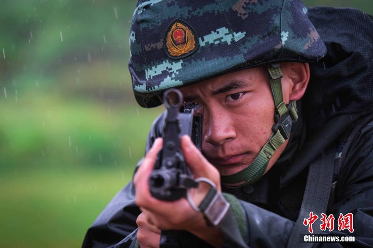 중국 푸젠 무장경찰 특전대원들의 폭우 속 ‘악마주’ 훈련