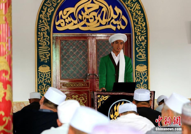 이슬람교 교도들이 이맘(이슬람교 교단 조직의 지도자)의 설법을 경청하는 모습