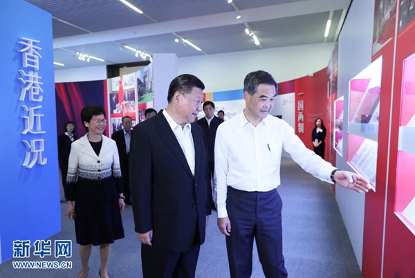 시진핑, 홍콩 반환 20주년 성과전 참관