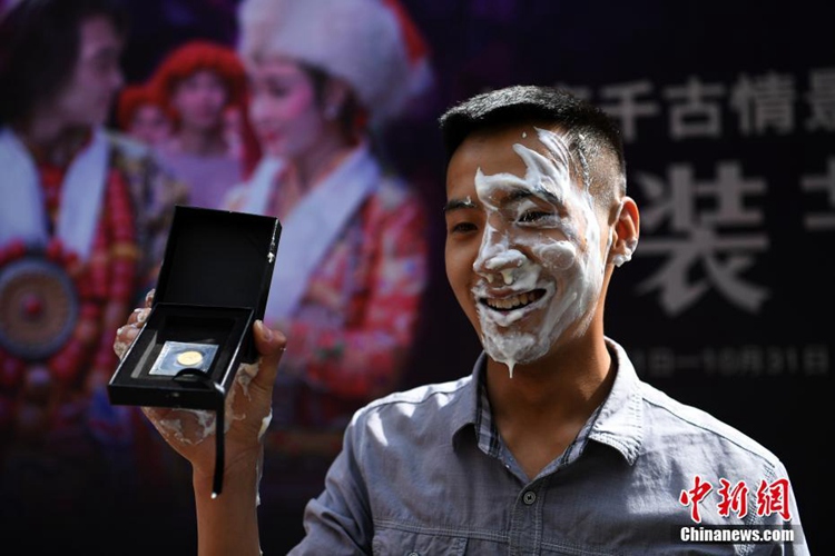 쓰촨 구채구에서 펼쳐진 야크 요구르트 먹기 대회, ‘신난 관광객들의 표정’