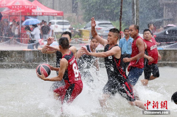 중국 광시에서 펼쳐진 ‘수상 농구 대회’, 미묘한 운치 풍겨