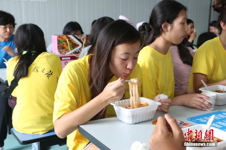 중국계 미국 청소년들의 ‘뿌리 찾기’ 광시 여행, 전통 먹거리 탐방