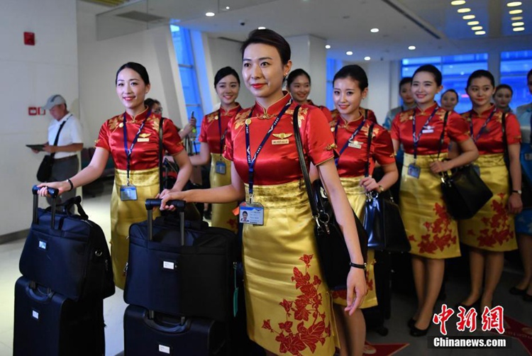 중국 샤먼항공 ‘샤먼-LA’ 직항 노선 개통, 치파오 형태의 새 유니폼 공개