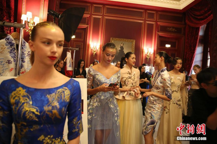 디자이너 로렌스 쉬, 파리서 中 전통공예 가미된 ‘중국 맞춤제작’ 패션쇼 개최