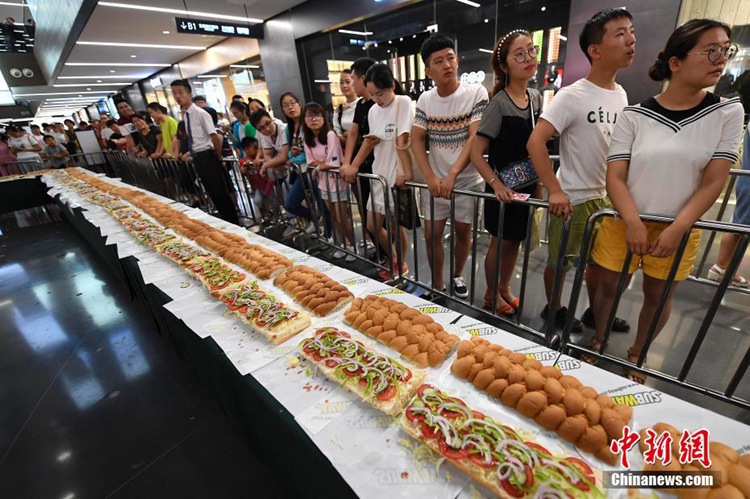 중국 산시 쇼핑몰에 등장한 30m 대형 샌드위치, 맛도 일품