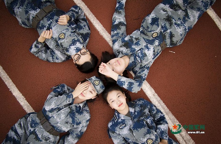 무더운 여름, 아름다운 중국 해방군 여군들의 모습