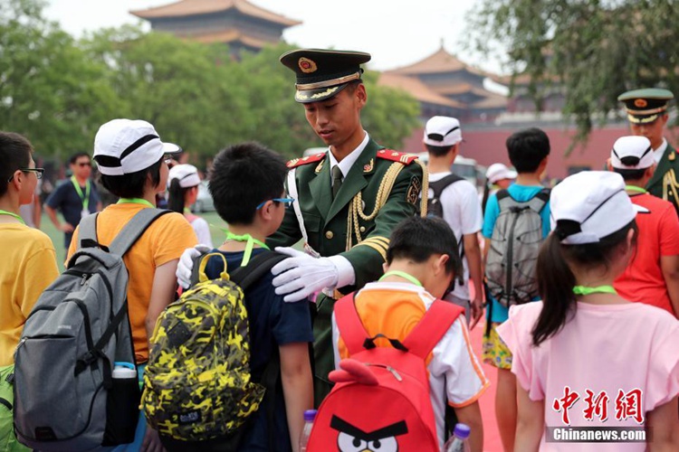 홍콩 초등생들의 베이징 방문, 국기호위대 참관 & 군사훈련 체험