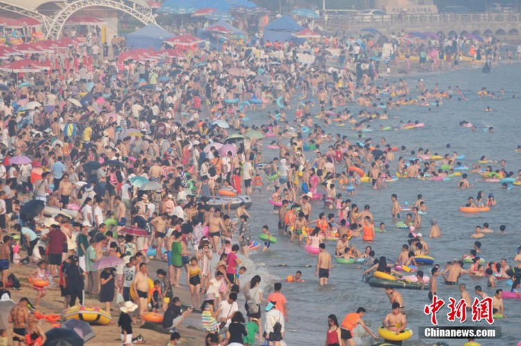 중국 산둥 칭다오: 찜통더위… 붐비는 해수욕장 인산인해