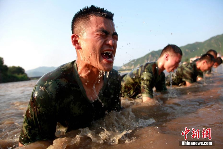 中朝 국경 지키는 지린 투먼 부대 대원들의 혹서기 훈련 현장 공개