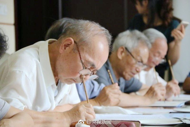 중국 산시사범大, 노교수들 신입생 위해 ‘서예 입학통지서’ 작성