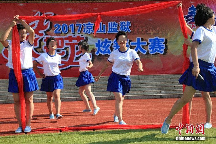 ‘유쾌한 횃불 축제’, 쓰촨성 량산 감옥 수감자들의 멋진 춤사위