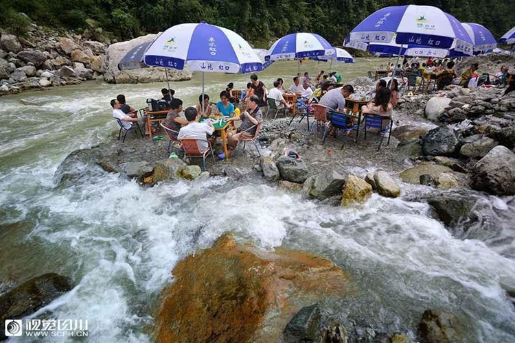 폭염 이어지는 쓰촨 청두, ‘수중 마작’도 하나의 피서법