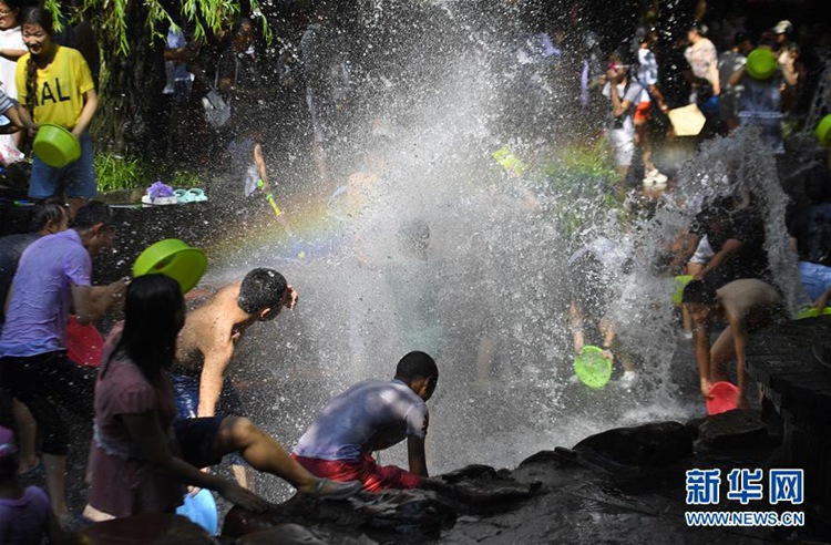 중국 청두 외곽 천년 역사마을서 즐기는 ‘시원한 물놀이’