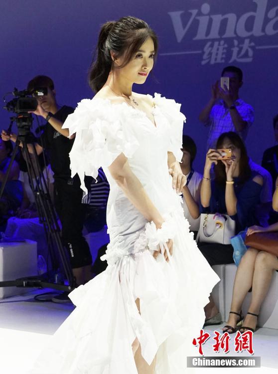 상하이 휴지 웨딩드레스 패션쇼, 대세 여배우 ‘장신’ 모델로 등장
