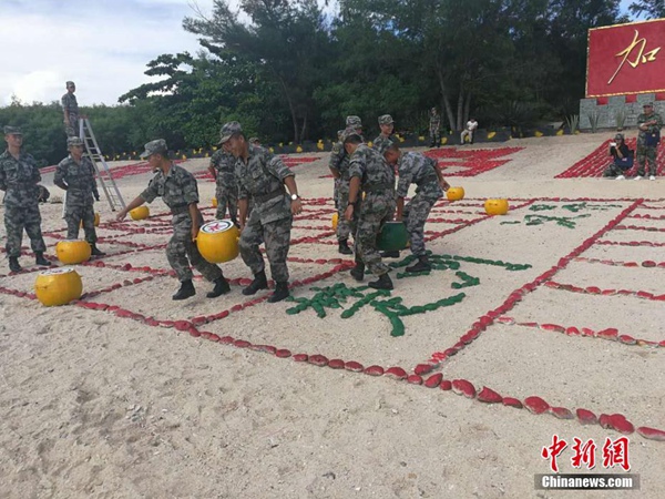 중국 싼야의 군부대, 40kg짜리 장기짝 들고 펼치는 ‘해변 장기’