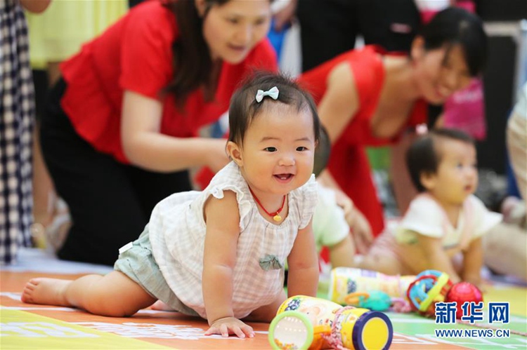 중국 후베이서 갓난아이 기어가기 대회 개최, “아기야 기어라!”