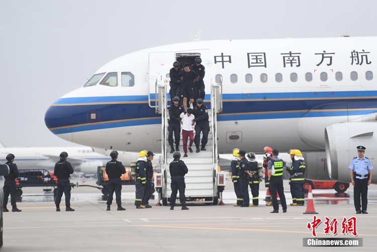 창춘 공항에서 실시된 ‘비행기 납치 대응훈련’, 20개 기관 240명 참가