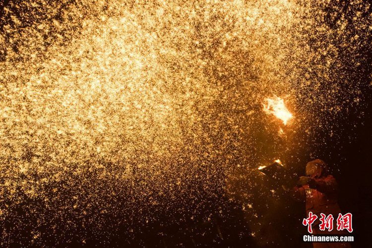 쇳물을 때려 만드는 불꽃 중국 산시 민속놀이 ‘다톄화’, 불꽃놀이보다 화려해