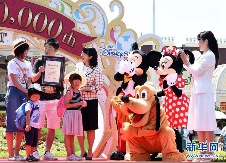 일본 도쿄 디즈니랜드 ‘7억 번째 방문객’ 유치, 3년 무료 티켓 증정