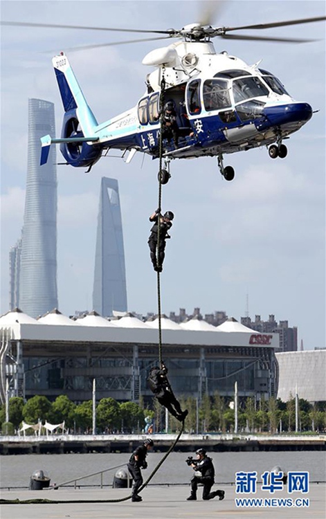 중국 상하이 특수경찰들의 훈련 현장, ‘수륙공’ 모두 잡은 연합작전