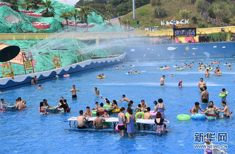 중국 충칭 40도 폭염! 시민들 ‘수중 보드게임’으로 더위 날려