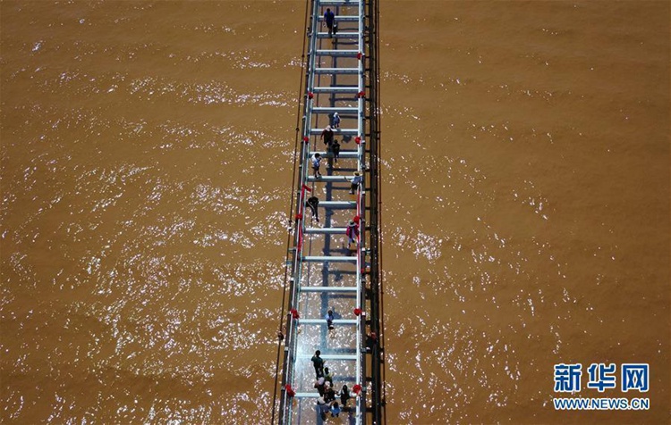 중국 최초 황허강 가로지르는 유리다리 완공, 닝샤 중웨이서 만날 수 있어