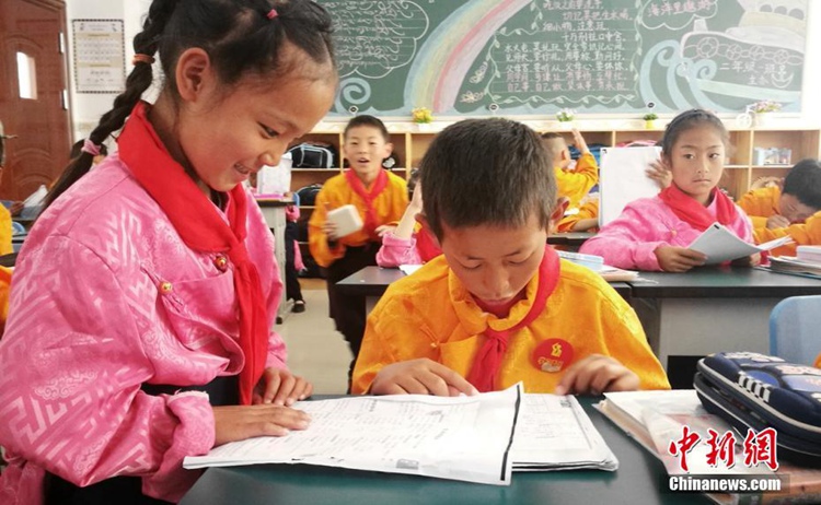 쓰촨 장구 산간 마을에서 울려 퍼지는 ‘낭랑한 책 읽는 소리’
