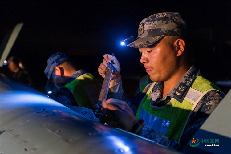 중국 보하이만에서 란둔을 쏘아 올리며 전투의 시작을 알려