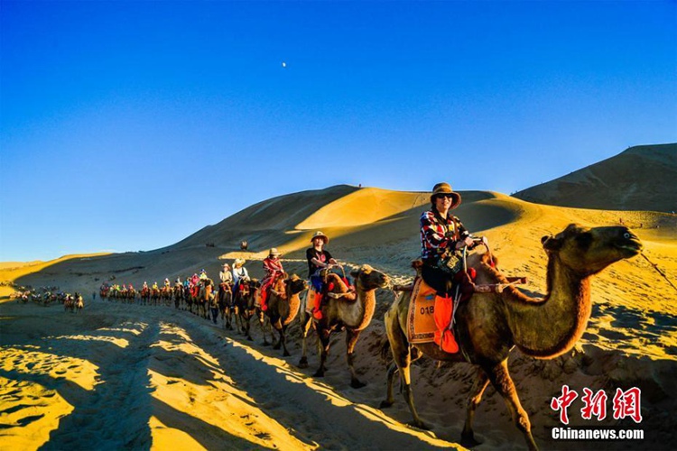 ‘실크로드의 도시’ 중국 간쑤 둔황 찾는 관광객 증가, 피서지로 안성맞춤
