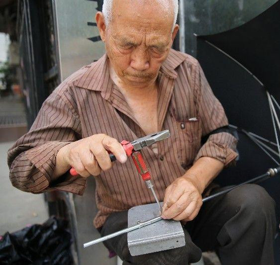 중국 시안의 우산 고치는 79세 할아버지, 월 100만 원 수입은 기본