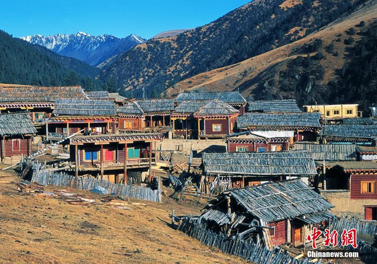 신룽(新龍)현 라르마(拉日瑪)진 자쭝(紮宗)촌은 중국의 유일한 ‘석판 짱자이[藏寨: 장족(藏族) 마을]’로, 이곳의 민가 대부분은 석판(石板)으로 만들어졌다. 