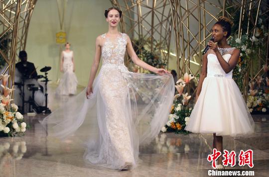 중국 난징서 여름 트렌드 웨딩쇼…외국 모델 시선 압도