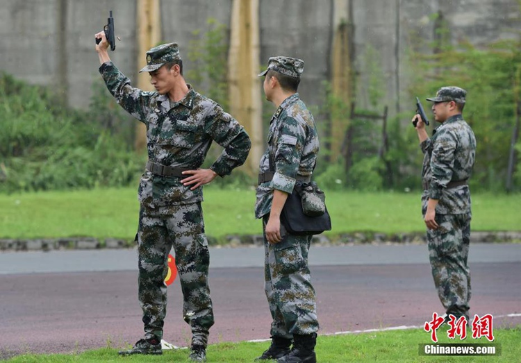 중국 해방군 충칭 부대서 ‘간부 사격 대회’ 개최, ‘양보는 없다’