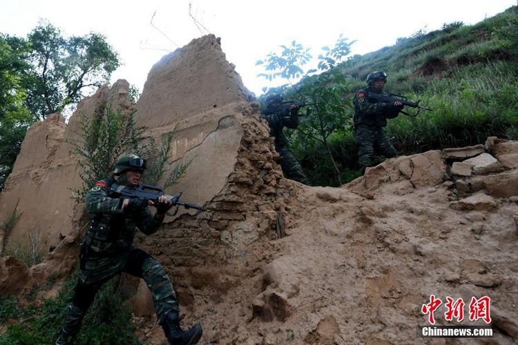 산시 무장경찰 특전대원들의 ‘테러리스트 섬멸 작전’, 꼼꼼한 수색부터 전투까지 완벽