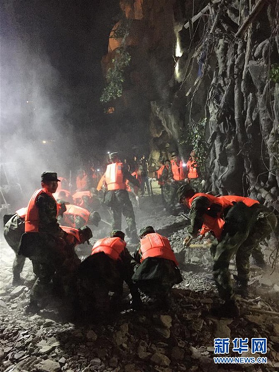 쓰촨 주자이거우현서 지진 발생, 현지 무장경찰 구조작업에 나서