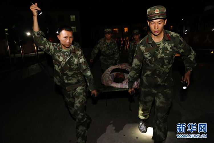쓰촨 주자이거우현서 지진 발생, 현지 무장경찰 구조작업에 나서