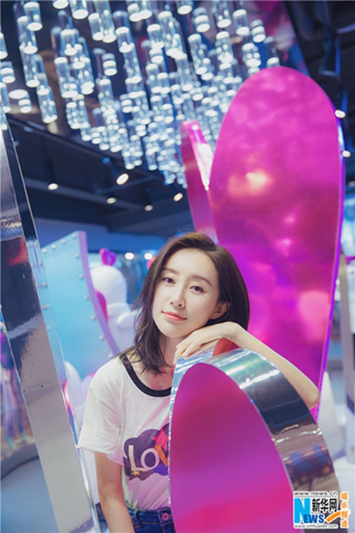 수창 길거리 화보, 흰색T+미니스커트 소녀 feel 충만
