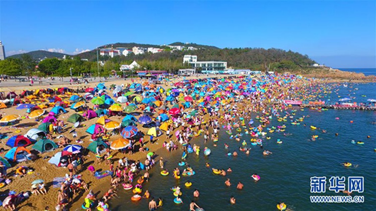 중국 다롄 푸자좡 해수욕장, 하루 관광객 4만 명 몰려