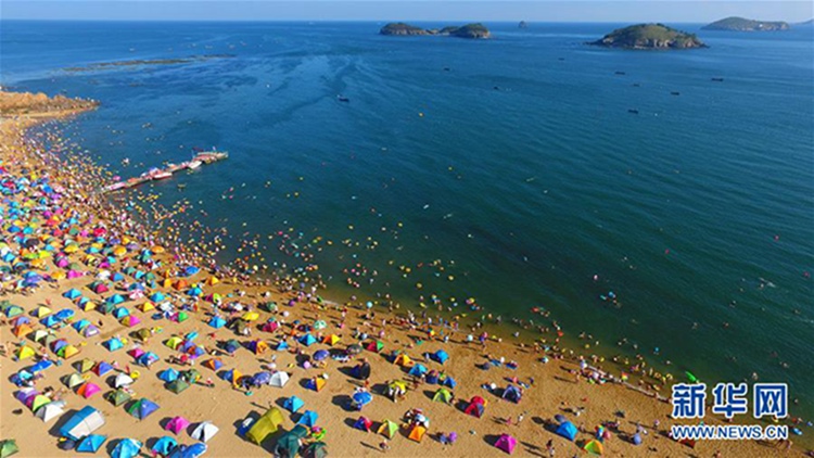 중국 다롄 푸자좡 해수욕장, 하루 관광객 4만 명 몰려