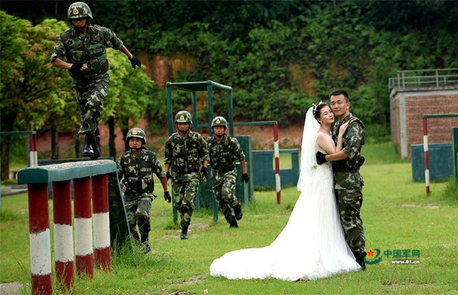 中 사관학교 졸업생과 함께 한 군인의 낭만적인 웨딩촬영