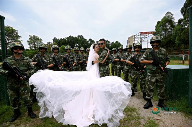 中 사관학교 졸업생과 함께 한 군인의 낭만적인 웨딩촬영