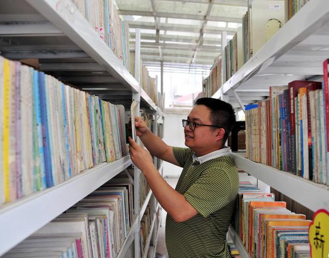 ‘도서 소장고’의 많은 책을 소유하고 있는 위안위(袁宇)는 현지의 주민들에게 ‘지식 부자’로 불리고 있다.