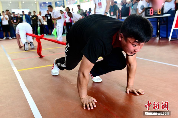 중국 칭하이 소수민족 전통 운동회 개막, 고원지대에서 펼쳐진 전통 스포츠