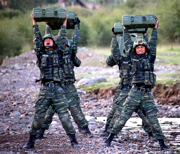 중국 군인들이 말하는 ‘진정한 군인’, ‘악마주’ 훈련 통과한 그들의 모습은?