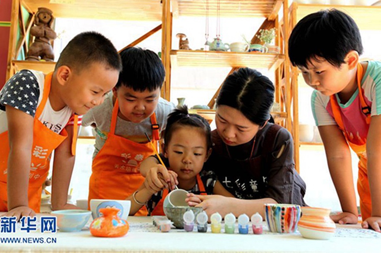 알찬 여름방학 보내는 中 어린이들, 허베이 샹허서 도자기 만들기 대회 개최