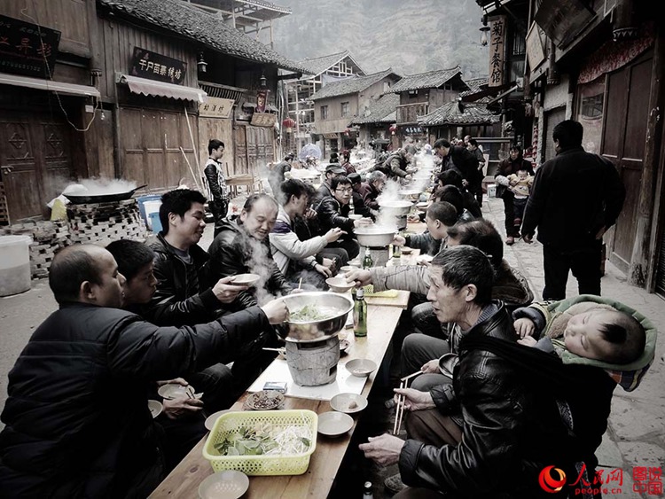 중국 시장 묘족의 특색: ‘천인 테이블 축제’