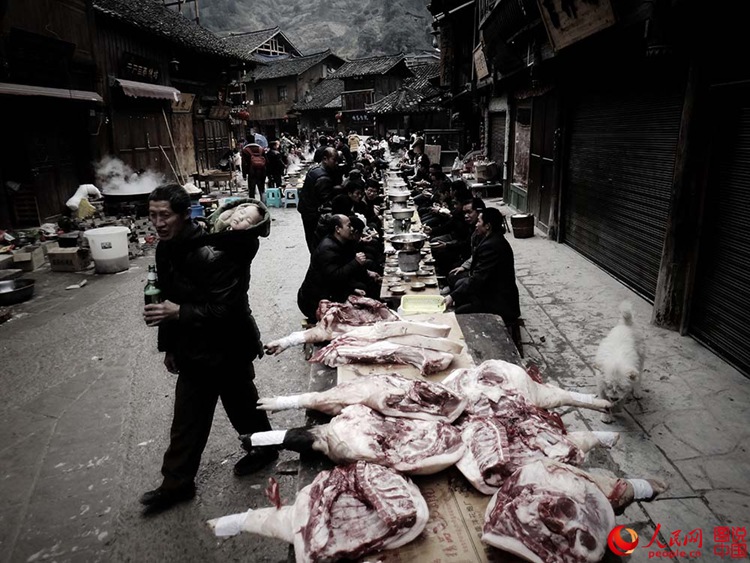중국 시장 묘족의 특색: ‘천인 테이블 축제’