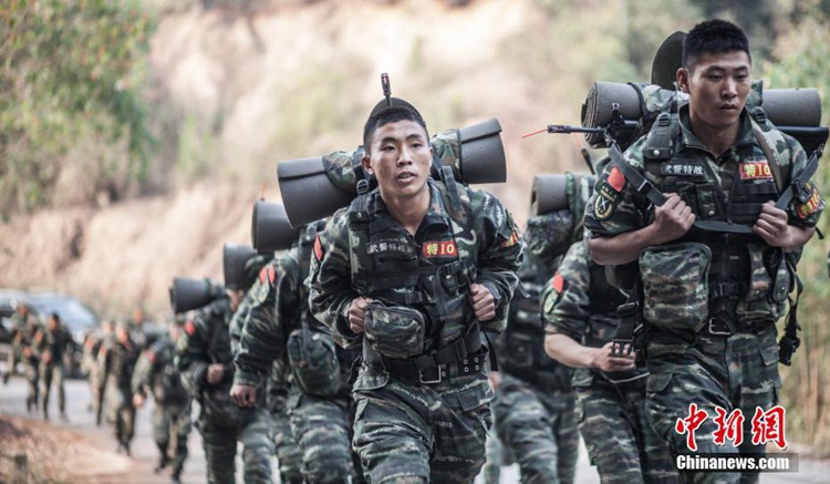 윈난 무장경찰 대원들의 훈련 현장, 무더위보다 뜨거운 열정